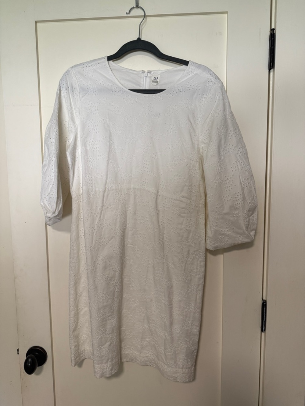 GAP White Eyelet Shift Dress with Three-Quarter Sleeves 
Med